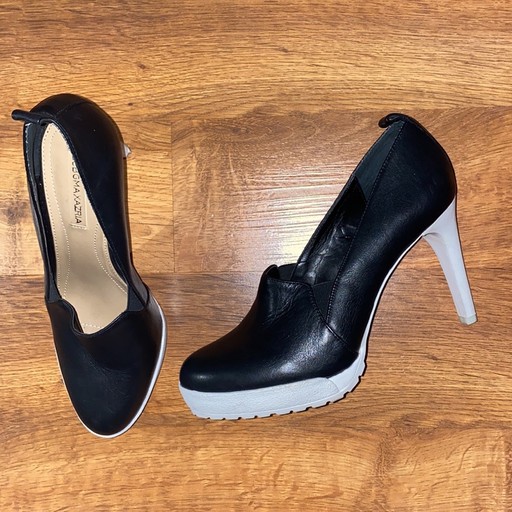 BCBG Black and white pumps